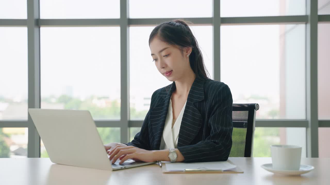 亚洲女商人微笑友好，管理理念，女性领导，商业视频素材