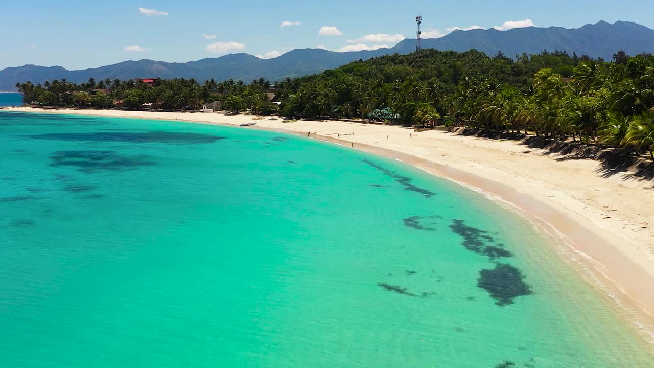 沙滩和碧绿的海水。视频素材