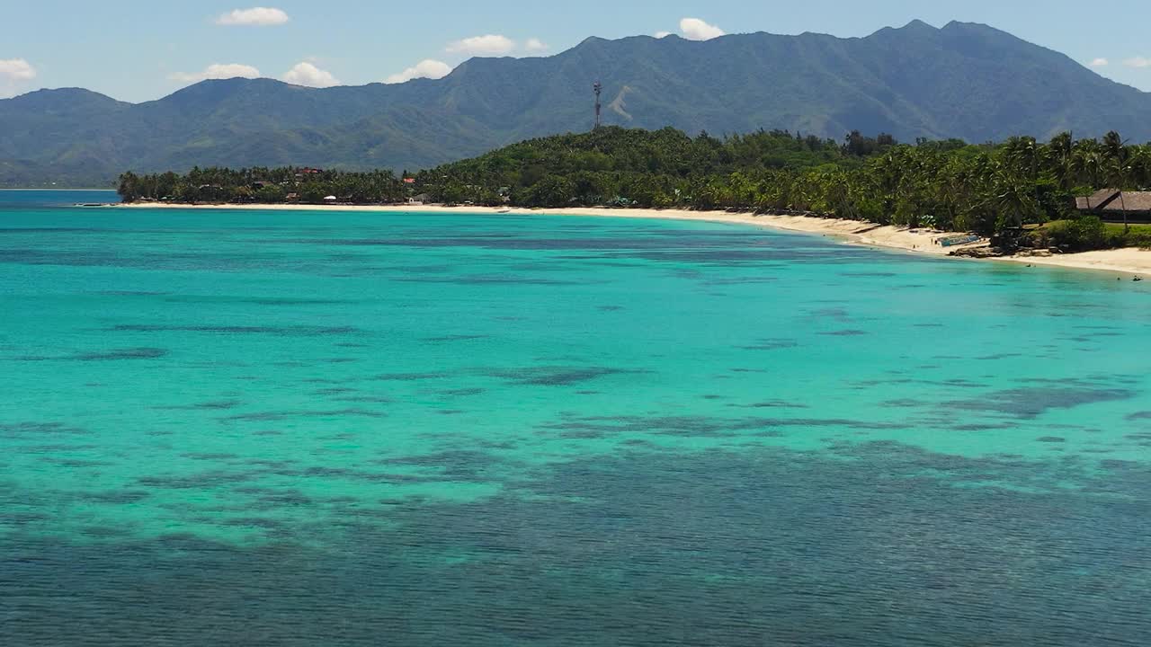 沙滩和碧绿的海水。视频素材