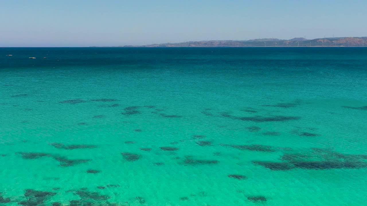 蓝海鸟瞰图。视频素材