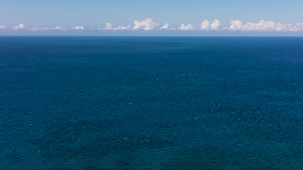 蓝海鸟瞰图。视频素材