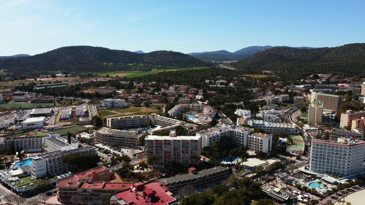 马略卡岛，帕尔马岛度假胜地建筑和船只的鸟瞰图视频素材