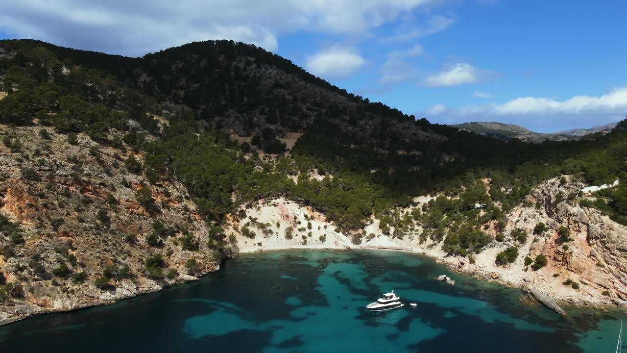 航拍到的绿色山脉，卡拉布兰卡海滩，海边的船和马略卡岛的船视频素材