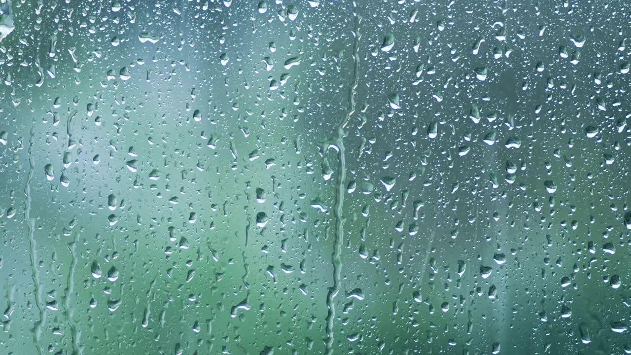 雨季，雨点落在窗玻璃上视频下载