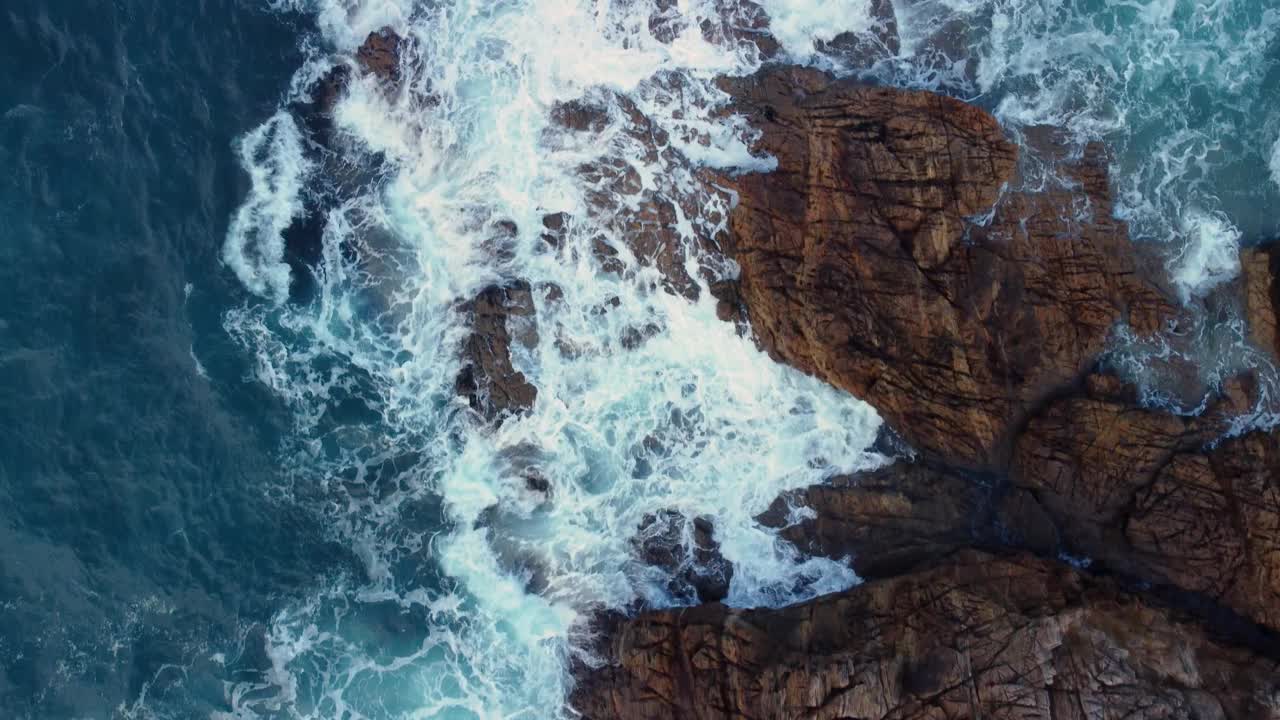 汹涌的海浪冲击着岩石海岸线视频素材