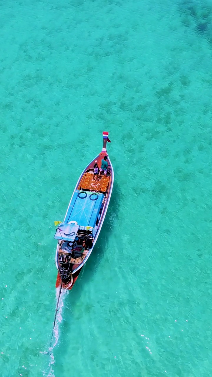 泰国南部的Koh Kradan岛，海滩上有长尾船和蓝绿色的海洋视频素材