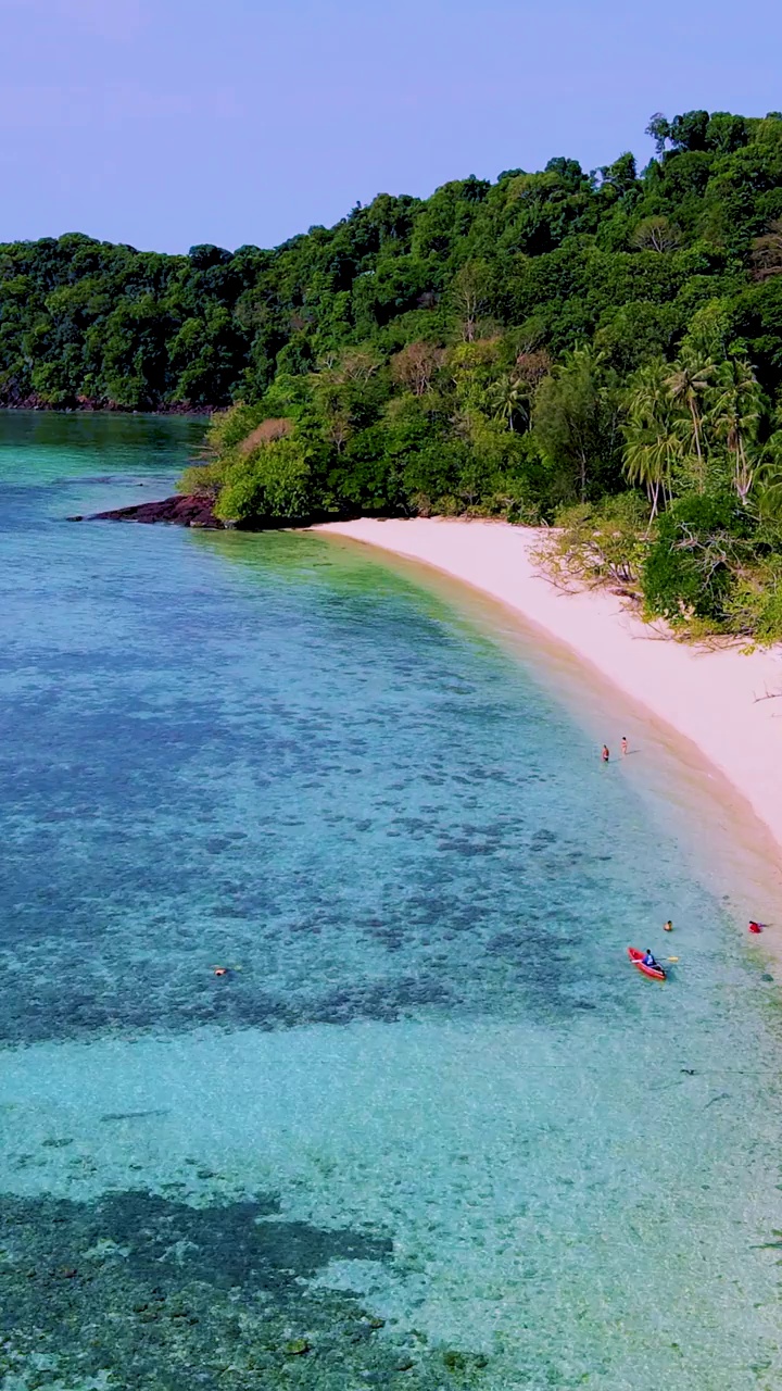 泰国南部的Koh Kradan岛和蓝绿色的海洋视频素材