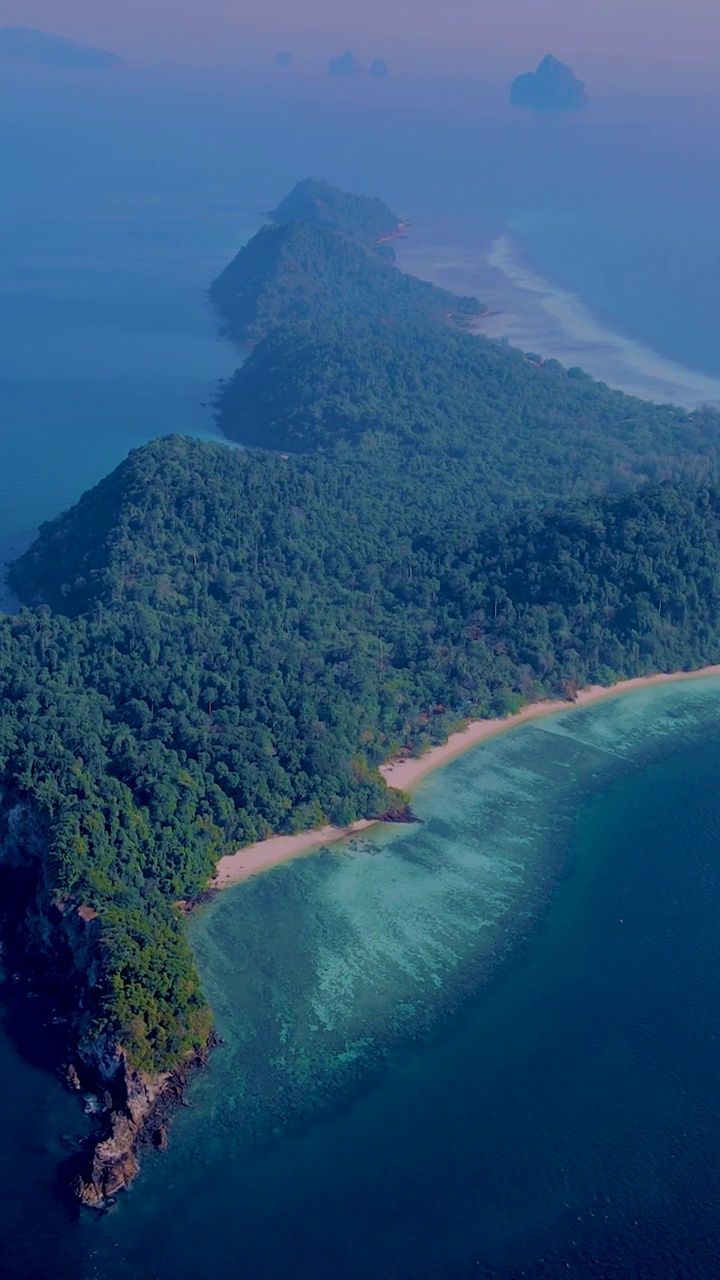 泰国南部的Koh Kradan岛和蓝绿色的海洋视频素材