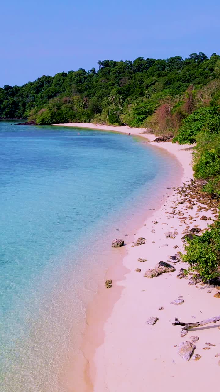 泰国南部的Koh Kradan岛和蓝绿色的海洋视频素材