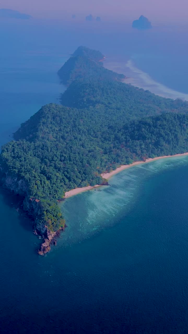 泰国南部的Koh Kradan岛和蓝绿色的海洋视频素材