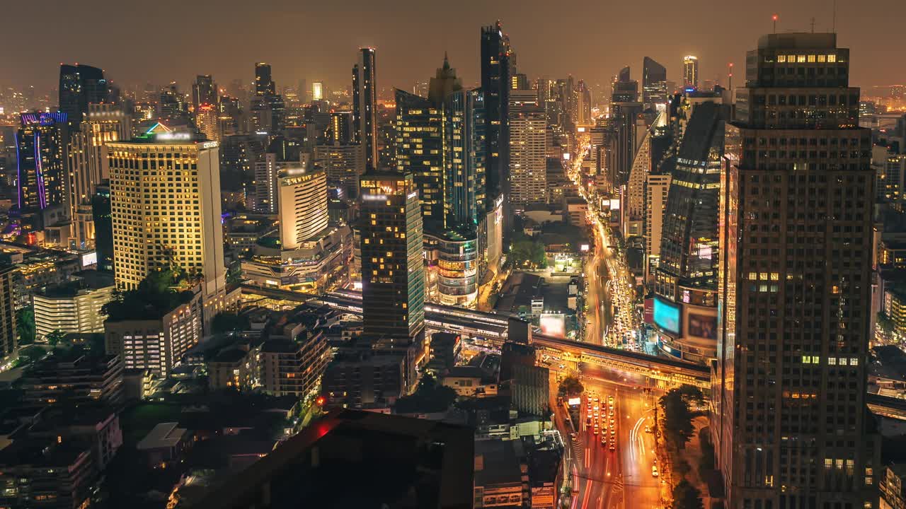 现代曼谷城市的夜景天际线全景和公路上的交通视频素材