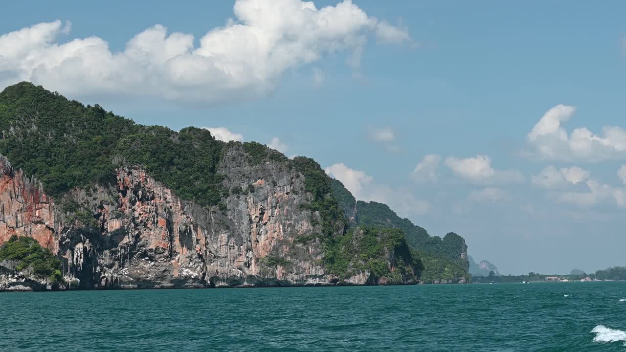 从船上看热带岛屿与海洋蓝色海水，甲米泰国自然景观视频素材