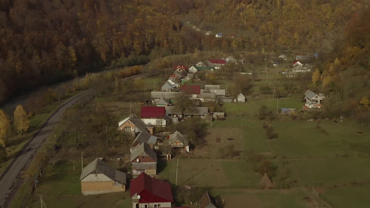 秋天的早晨，一架无人驾驶飞机飞过山区的一个村庄视频素材