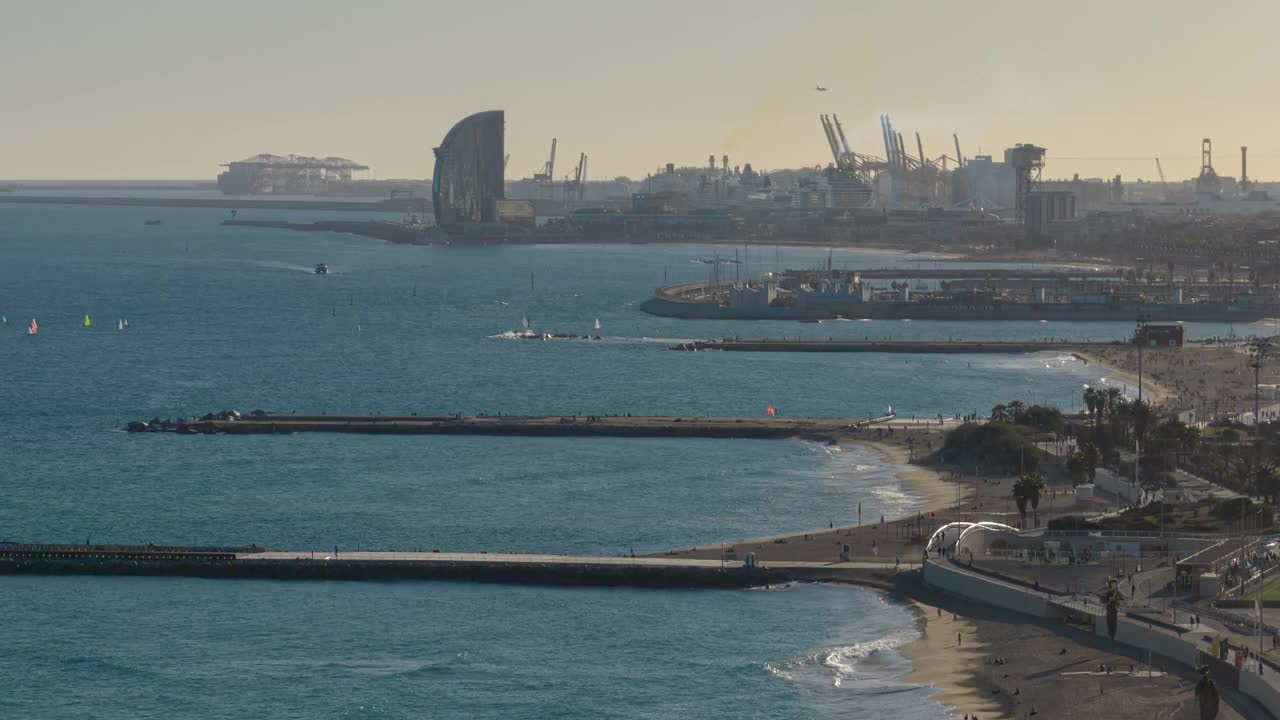 日落时间巴塞罗那市著名的海滩海岸线港口鸟瞰全景4k延时西班牙视频素材