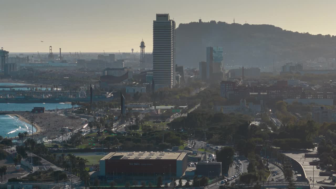 日落傍晚飞行在巴塞罗那城市交通湾航拍全景4k延时西班牙视频素材