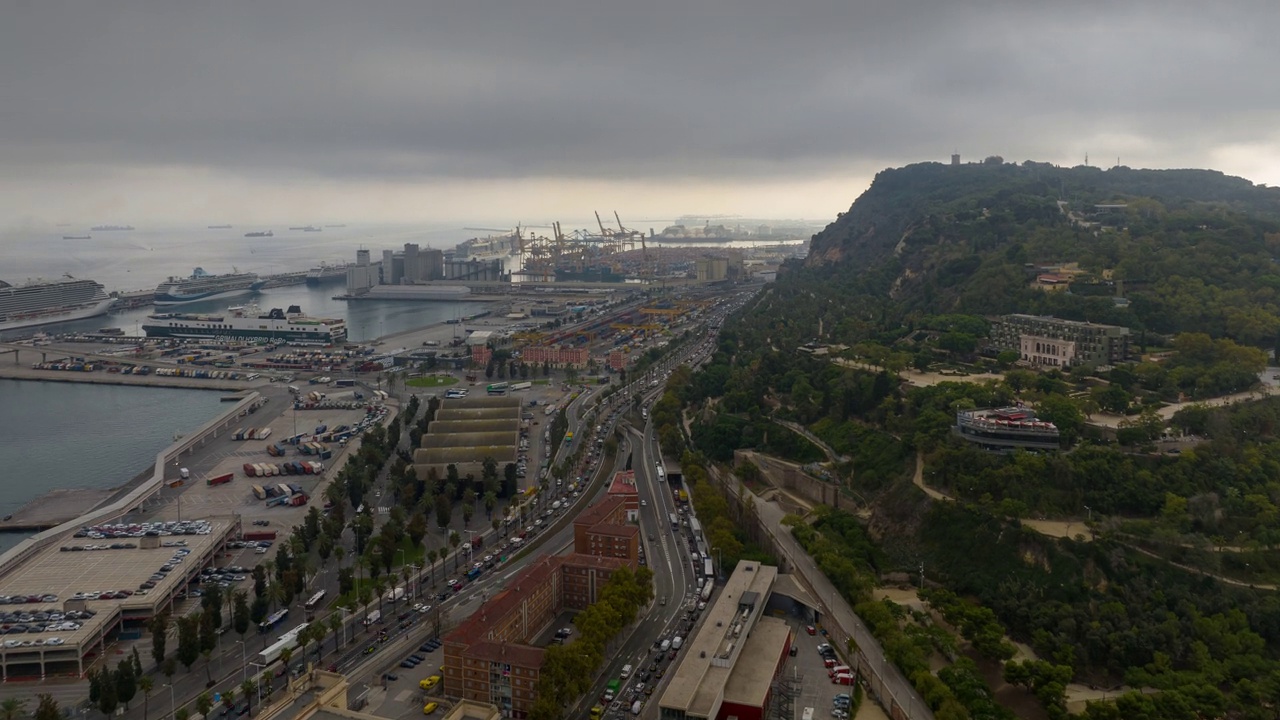 多云的日落飞行在巴塞罗那市工业湾交通道路航拍全景4k延时西班牙视频素材