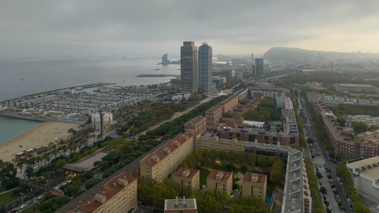 日落傍晚巴塞罗那市著名的海湾海滩游艇码头航拍全景4k延时西班牙视频素材