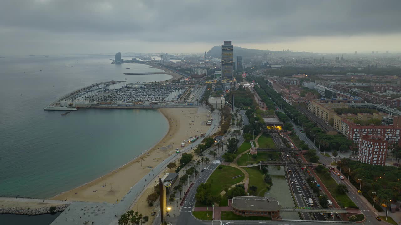 日落多云的晚上飞行在巴塞罗那市著名的拥挤的海滩交通海湾航拍全景4k延时西班牙视频素材