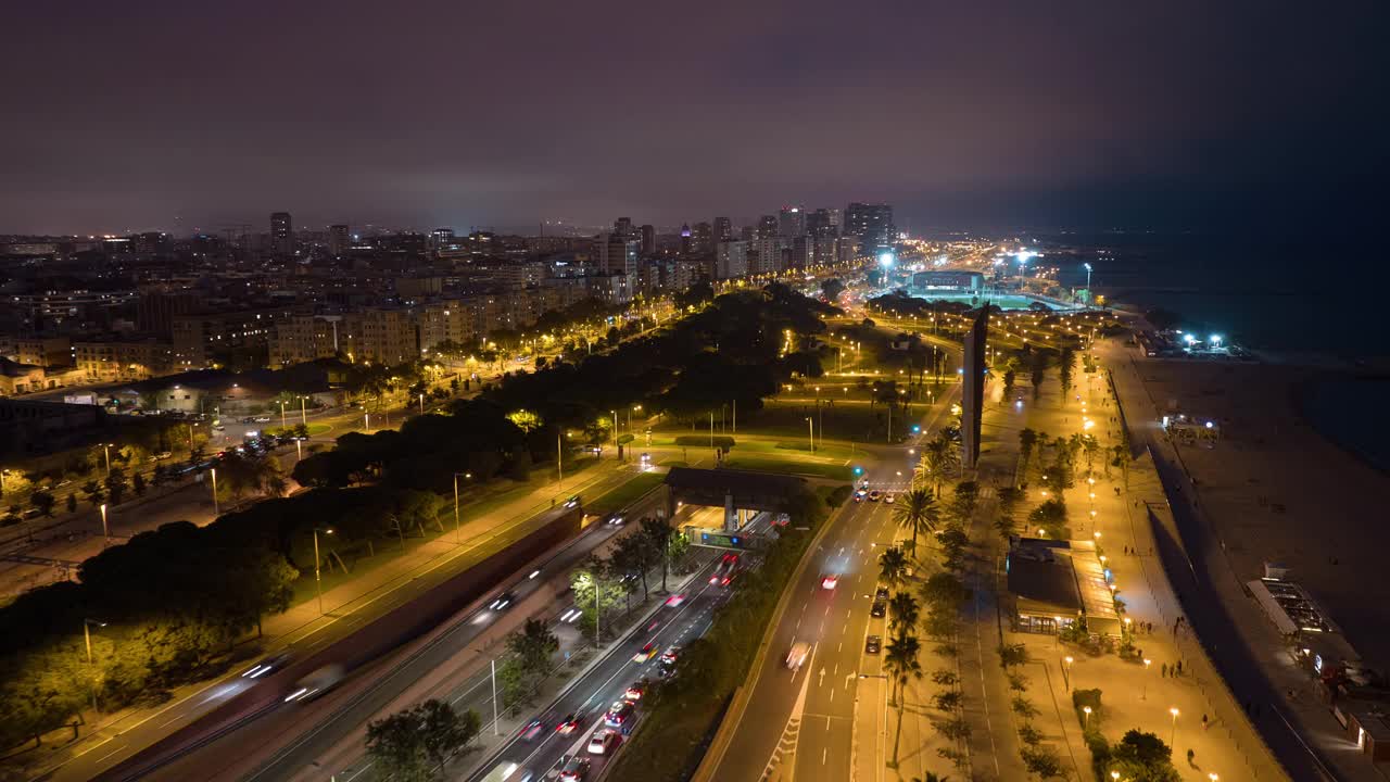 夜间照明飞行在巴塞罗那城市交通道路湾航拍全景4k延时西班牙视频素材