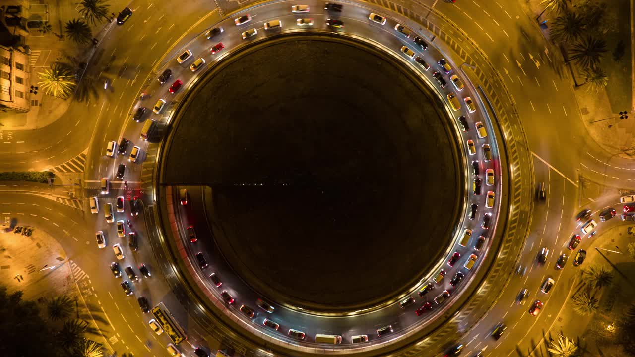 夜间照明巴塞罗那城市交通街道圈空中俯视全景4k延时西班牙视频素材