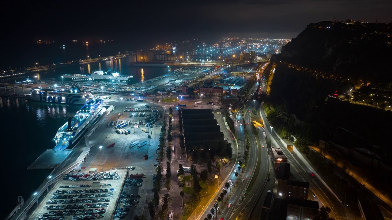 夜间照明巴塞罗那城市停车湾码头交通道路航拍全景4k延时西班牙视频素材