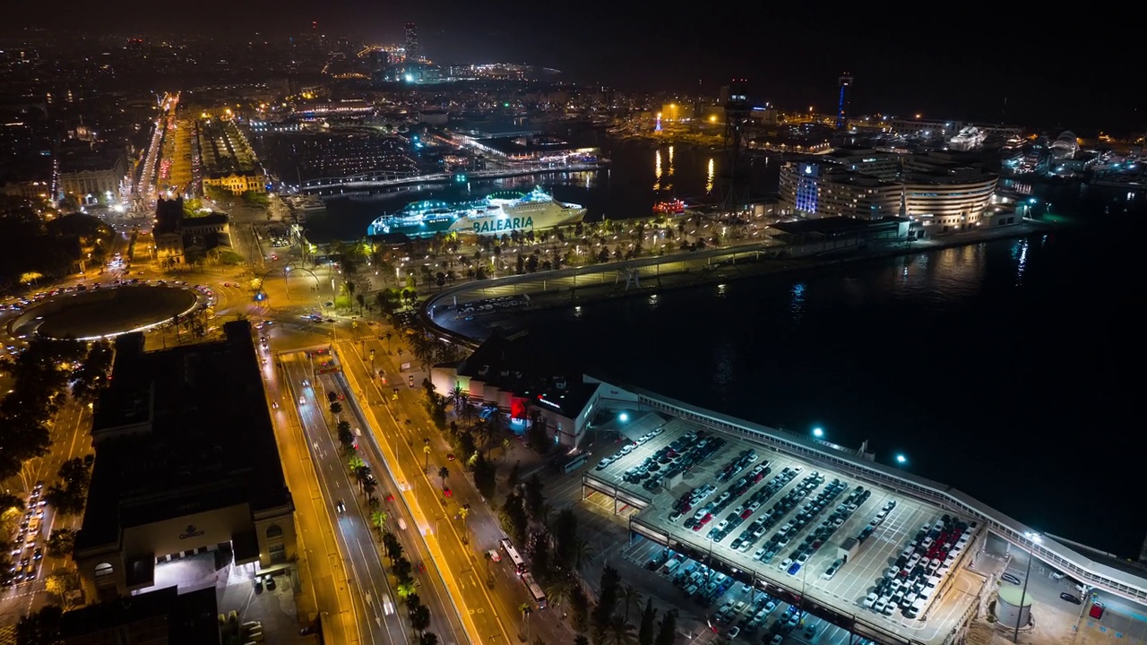 夜间照明巴塞罗那市中心交通圈海湾码头航拍全景4k延时西班牙视频素材