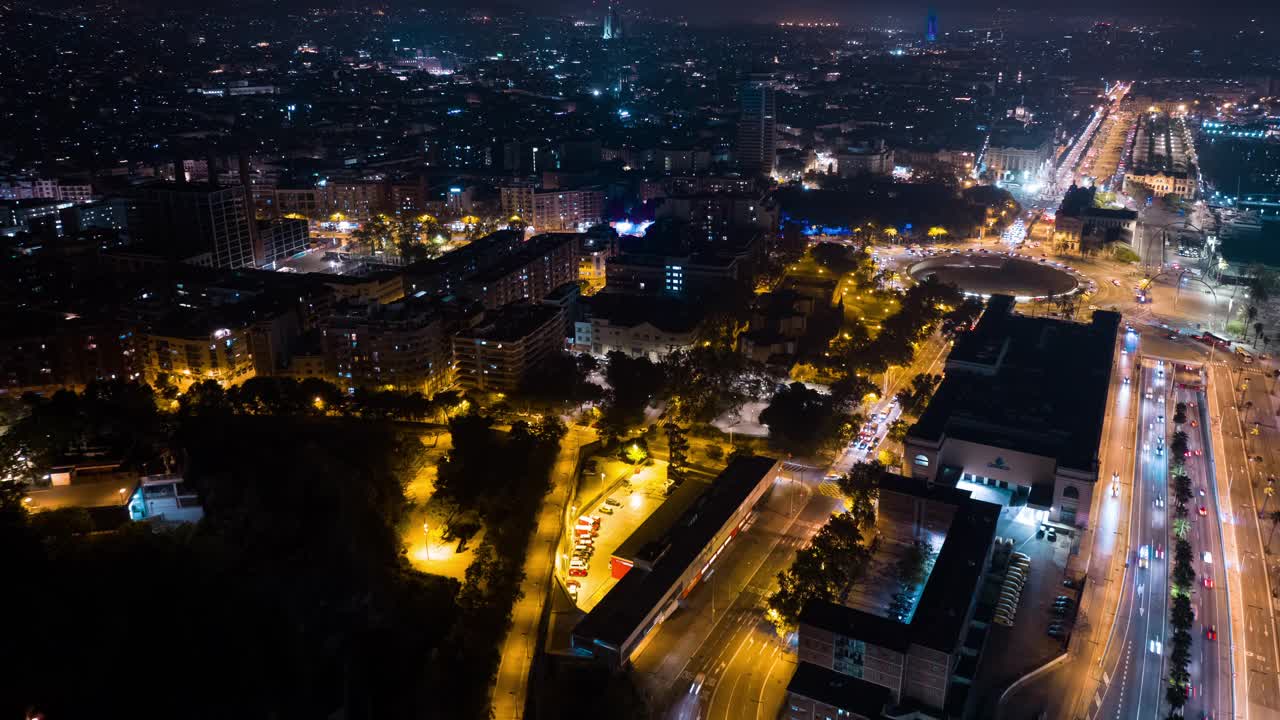 夜间照明飞行在巴塞罗那市中心交通湾航拍全景4k延时西班牙视频素材