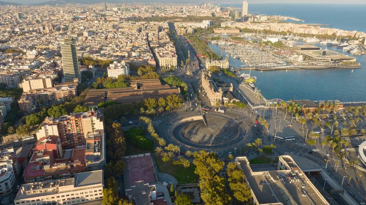 阳光明媚的夜晚巴塞罗那市著名的海滩湾海岸线交通道路航拍全景4k延时西班牙视频素材