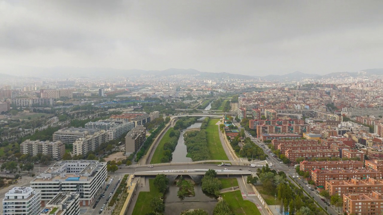 多云天巴塞罗那城市交通街道河滨大桥航拍全景4k延时西班牙视频素材