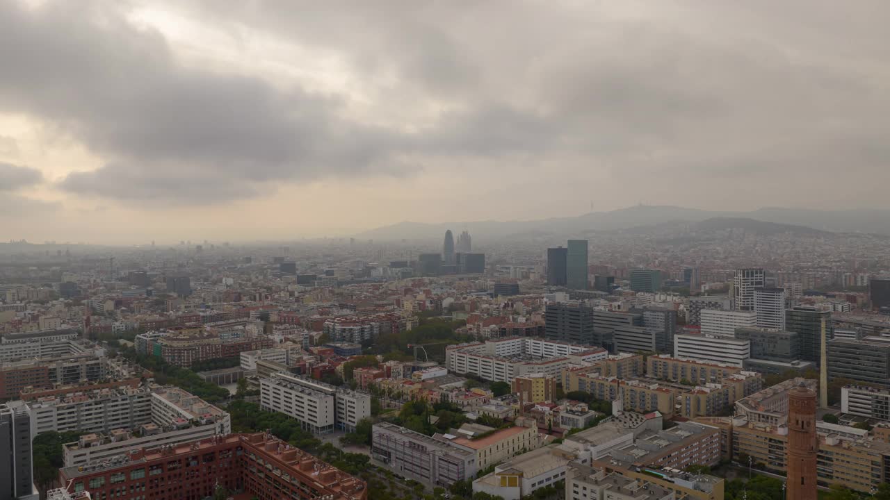 多云天烟雾飞行在巴塞罗那城市景观航拍全景4k延时西班牙视频素材