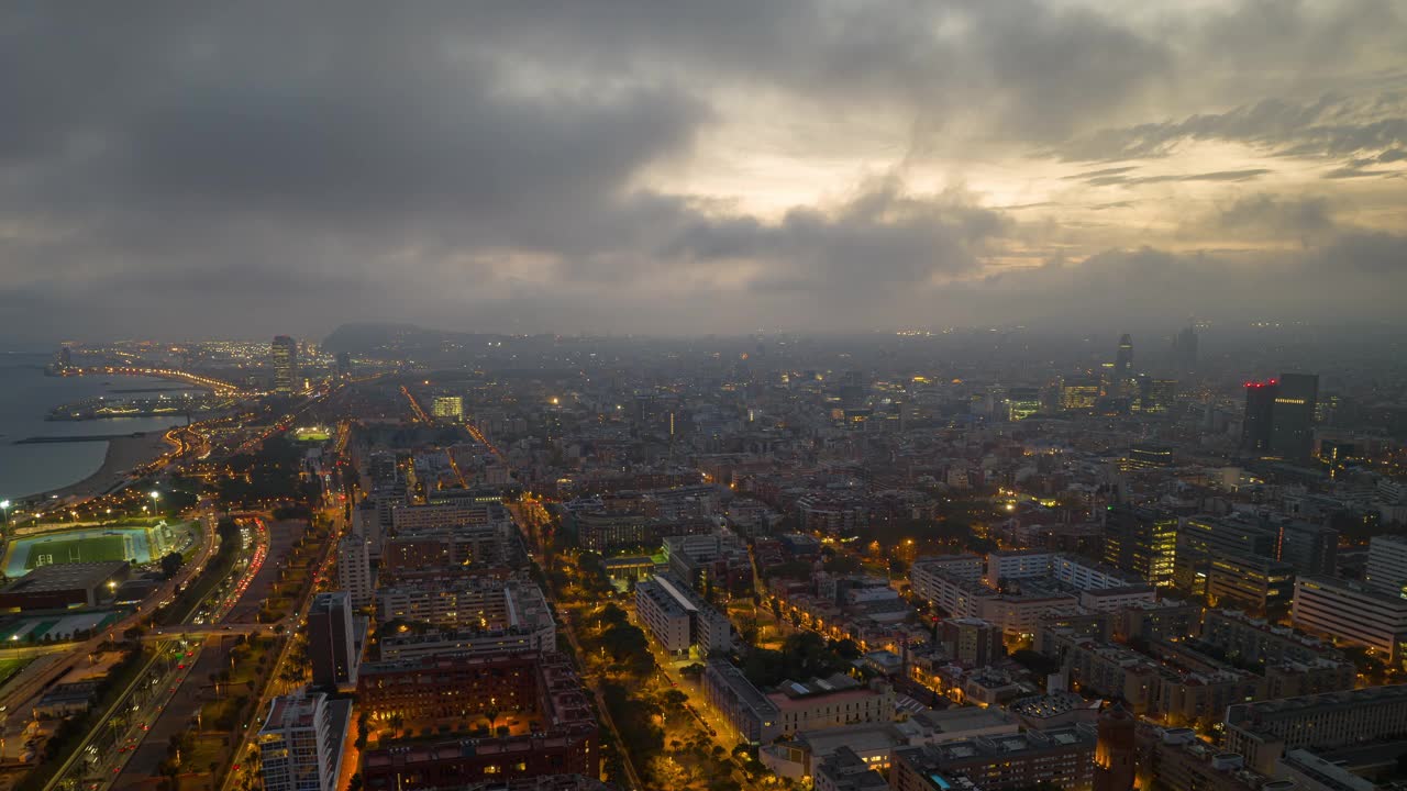 日落天空夜晚照明巴塞罗那城市中心区交通街道航拍全景4k延时西班牙视频素材