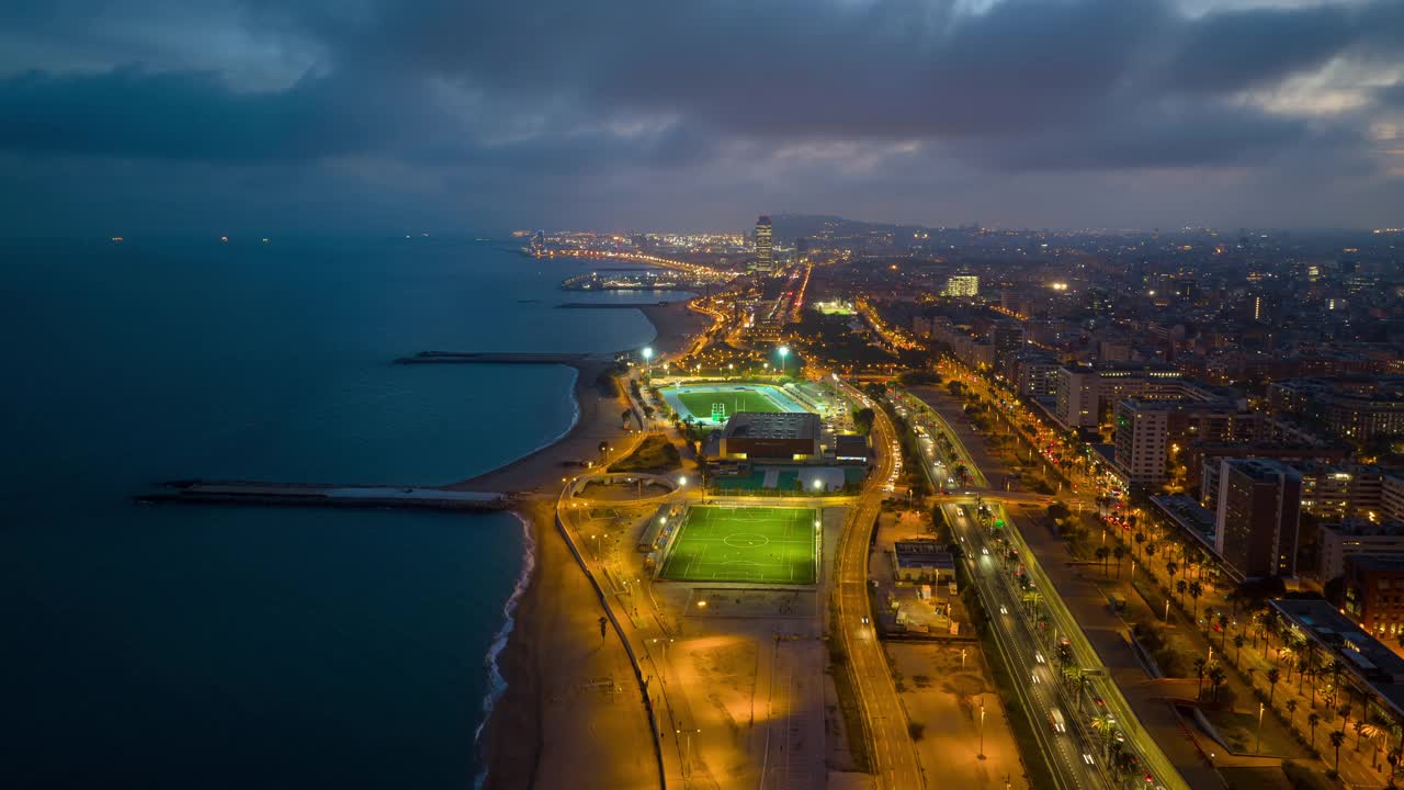 日落天空夜晚照明巴塞罗那城市中心区交通湾航拍全景4k延时西班牙视频素材