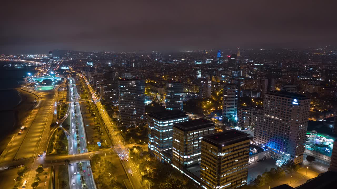 夜间照明巴塞罗那城市中心区交通湾航拍全景4k延时西班牙视频素材