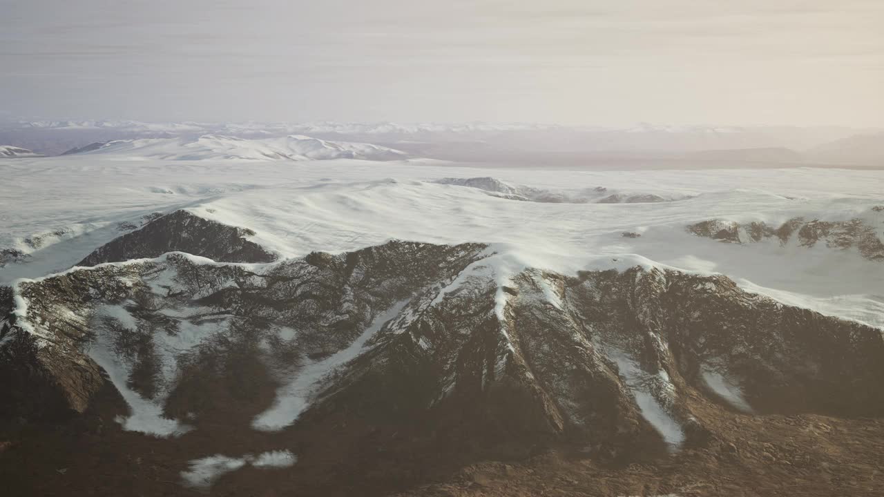 夏季，火山岩石场上留下的大片积雪视频素材