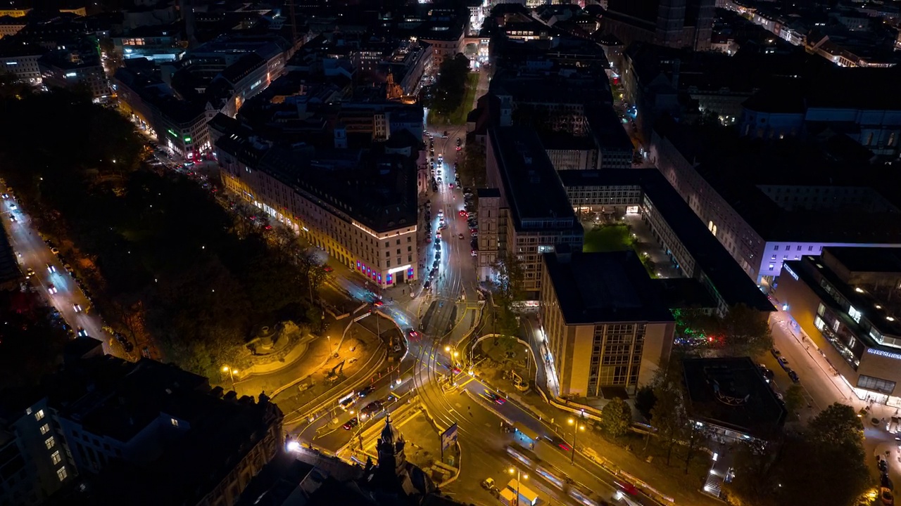 夜景照明慕尼黑市中心交通街道广场空中俯瞰全景4k延时拍摄德国视频素材