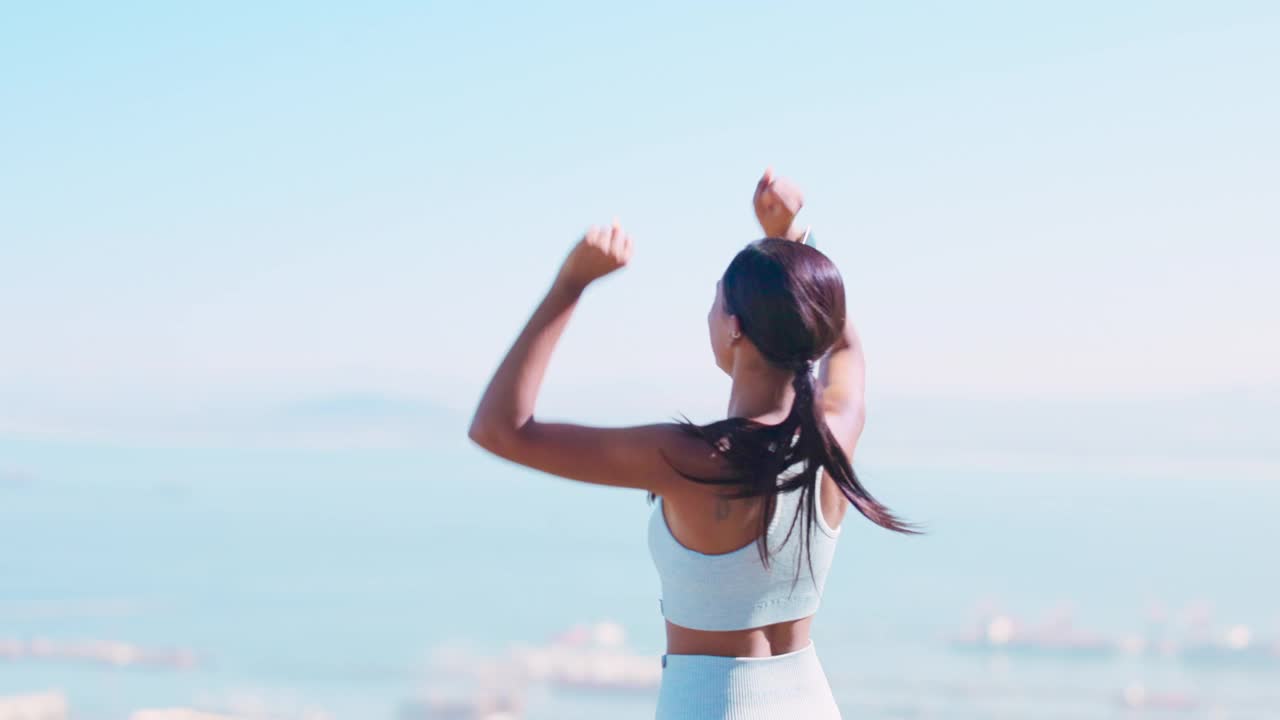 城市景观，举手和女跑步者兴奋，欢呼和幸福的健身目标的实现。后视图，女孩和锻炼胜利户外运动员庆祝自由跑，成功和胜利视频素材