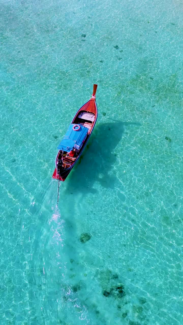 利比岛位于泰国，拥有热带海滩和绿松石色的海洋视频素材