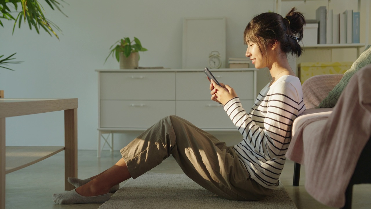 亚洲女孩使用短信智能手机或聊天。视频素材