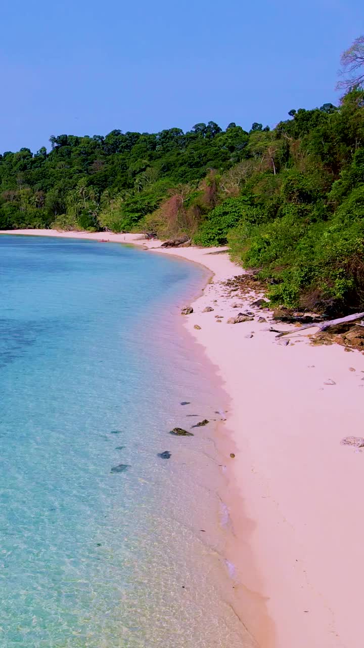 泰国南部的Koh Kradan岛和蓝绿色的海洋视频素材