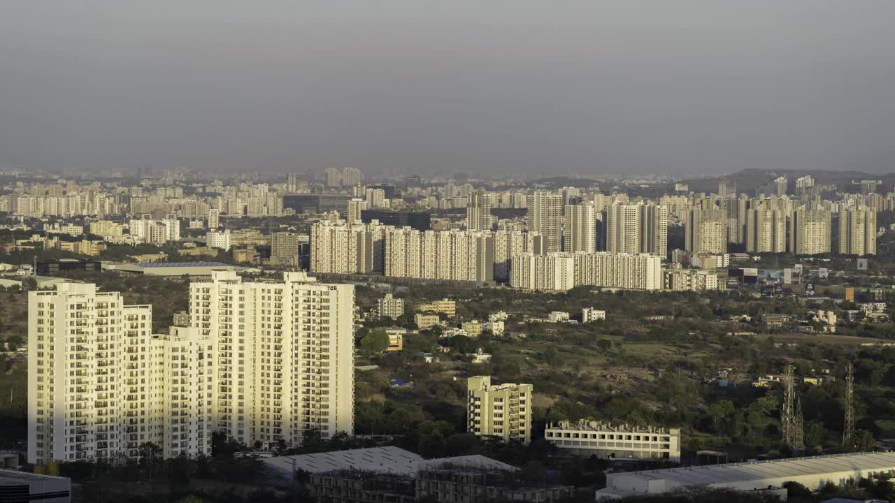 印度马哈拉施特拉邦，浦那市，整个城市和现代基础设施的山景图视频下载