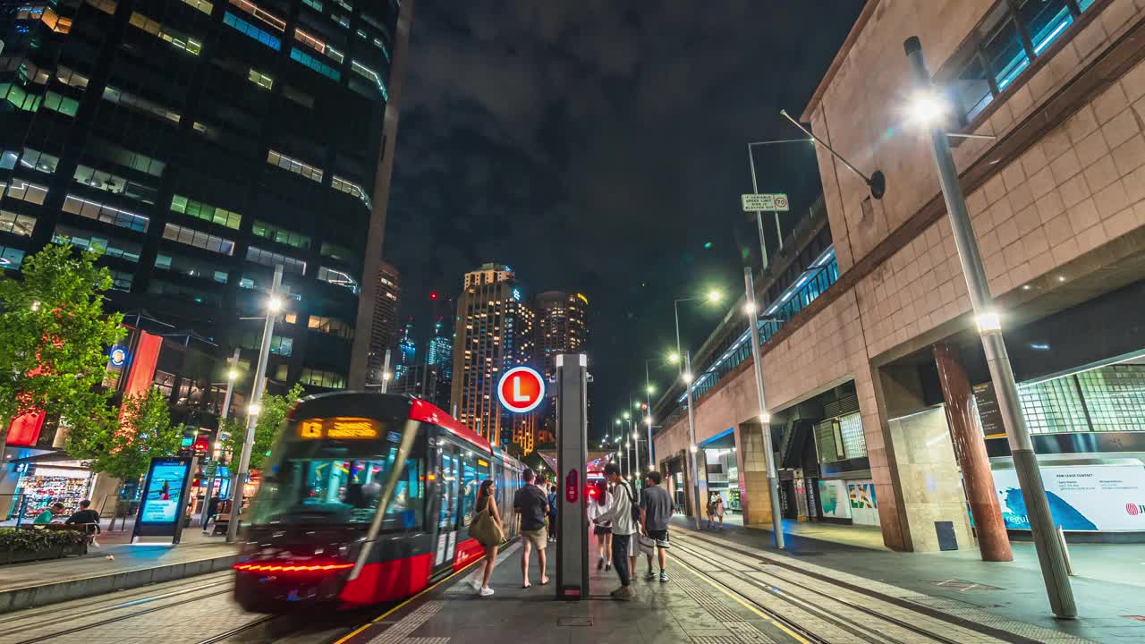 在悉尼环形码头车站，夜幕下，拥挤的通勤者和游客在电车上等待视频素材