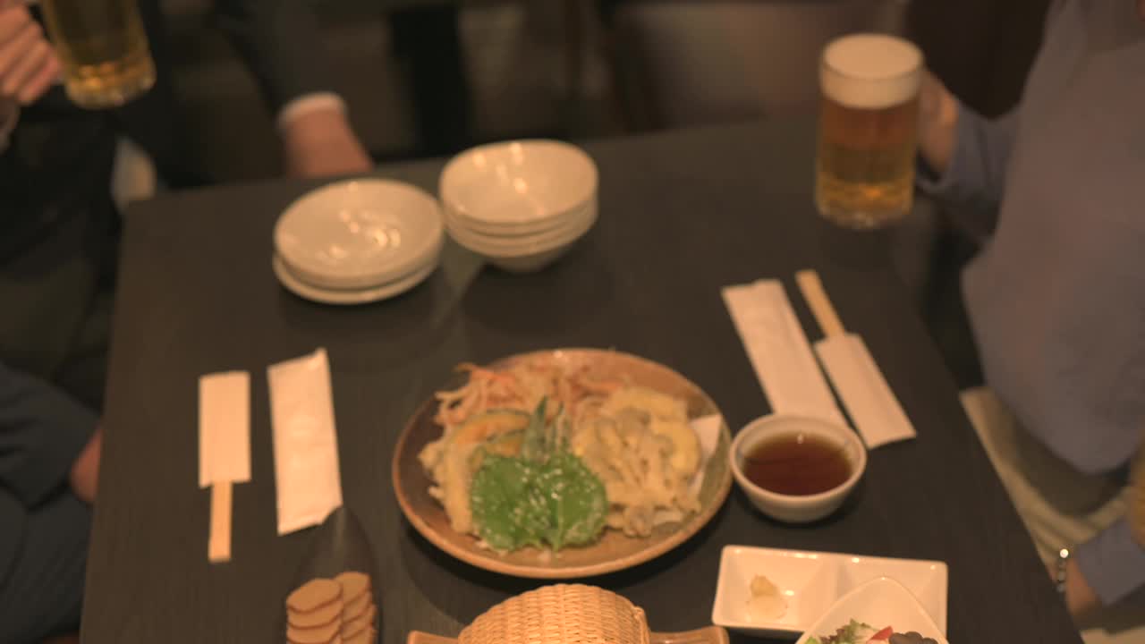 日本男女在居酒屋敬酒视频素材