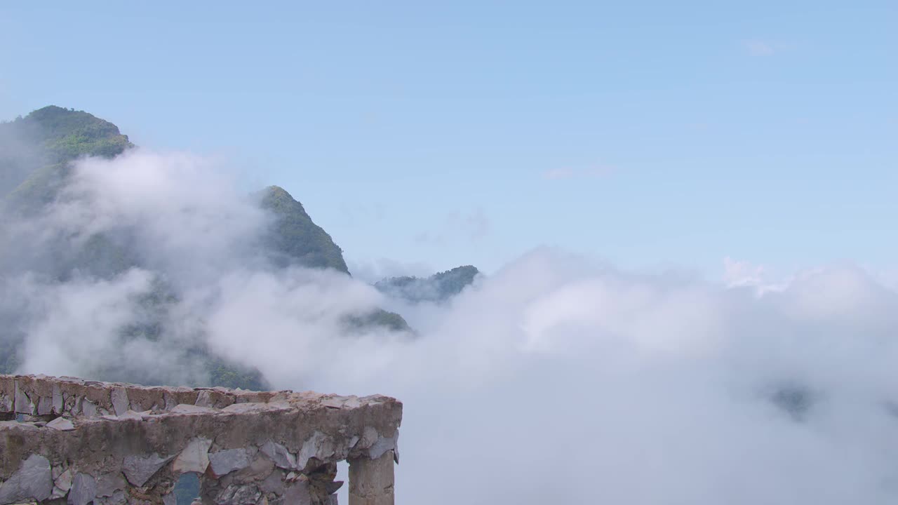 亚洲男性徒步旅行者走到阳台悬崖，看到山顶雾山的美丽景色视频素材