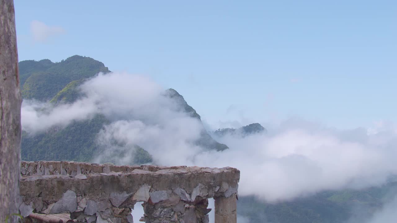 亚洲徒步旅行者走到阳台悬崖，用智能手机拍摄山顶雾山的照片视频素材