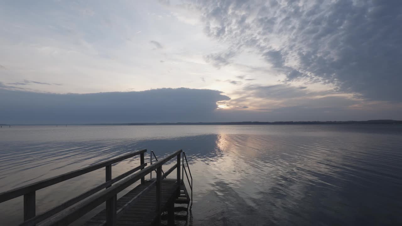 海边的码头，日落时分的云景视频素材