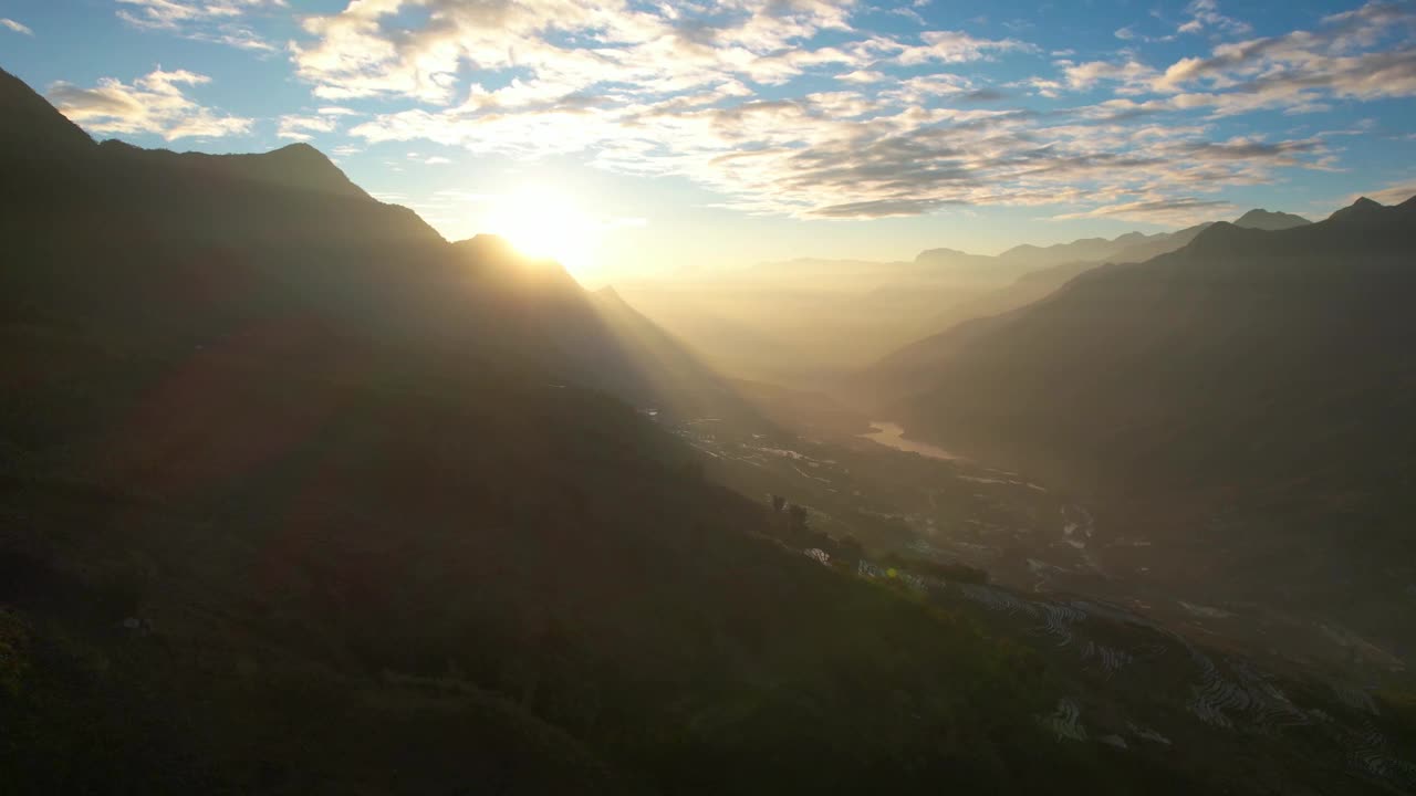 无人机拍摄的美丽的金色日出在山和村庄在沙帕，老蔡，越南从空中观看视频素材