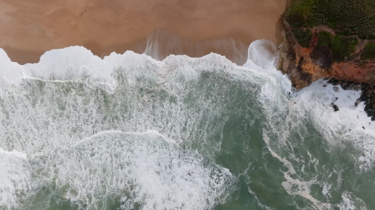 俯瞰大西洋海浪冲击着葡萄牙纳扎雷的空旷沙滩。北普拉亚著名的海浪。轨道片段。视频下载