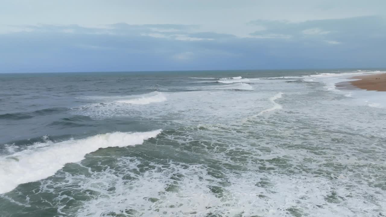 航拍图显示，巨大的大西洋海浪冲击着葡萄牙纳扎雷的北普拉亚视频下载