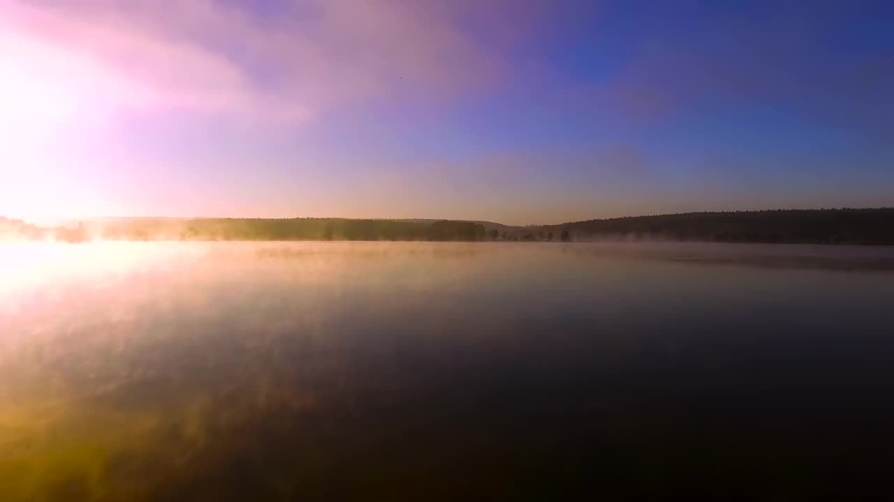 鸟瞰风景秀丽的雾蒙蒙的湖泊。风景如画的湖面上的黎明。乌克兰。视频素材