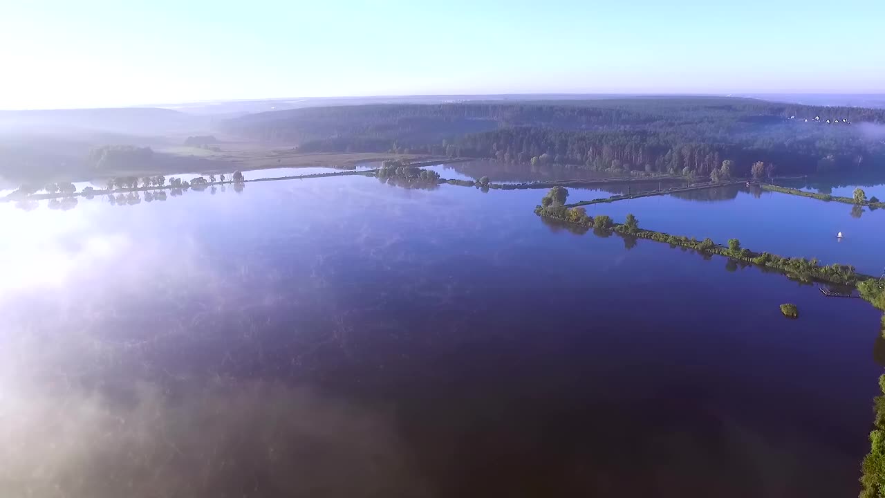 鸟瞰图。浓雾笼罩着美丽的湖面。乌克兰风景如画。视频素材